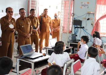 Bupati Toba, Poltak Sitorus tinjau pelaksanaan Assesment Nasional Berbasis Komputer (ANBK) 15 SD, Kecamatan Laguboti di SDN 173552 Simaremare Jae Laguboti (f:ist/konstruktif)