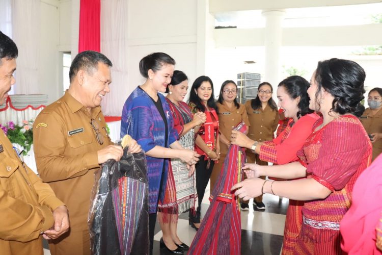 Pengurus Toba Fashion Community (TFC) Kabupaten Toba periode 2022-2026 dikukuhkan Ketua Dekranasda Kabupaten Toba, Rita Marlina Sitinjak, di pendopo rumah dinas Bupati Toba di Balige (f:ist/konstruktif)