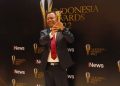 Bupati Toba, Poltak Sitorus saat menerima Penghargaan dari iNews TV pada acara Program Indonesia Award 2022 di Concert Hall iNews (f:ist/konstruktif)