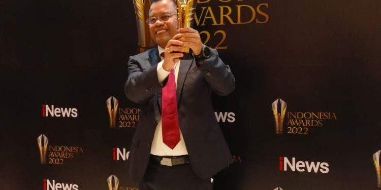 Bupati Toba, Poltak Sitorus saat menerima Penghargaan dari iNews TV pada acara Program Indonesia Award 2022 di Concert Hall iNews (f:ist/konstruktif)
