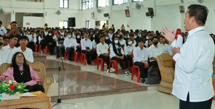 Bupati Simalungun Radiapoh Hasiholan Sinaga saat memberikan kata sambutan di acara PKKMB USI.(f:ist/konstruktif)