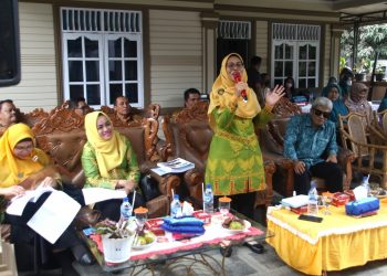 Siti Endah Ketua Pokja 1 TP PKK Provinsi Sumut saat menyampaikan Kata Sambutan dan Apresiasi Kepada Ketua TP PKK Kota Pematangsiantar H. Kusma Erizal Ginting SH (f:ist/konstruktif)