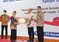 Wali Kota Pematang Siantar dr Susanti Dewayani SpA menerima piagam penghargaan dari Menteri Keuangan (Menkeu) Republik Indonesia Sri Mulyani Indrawati (f:ist/konstruktif)