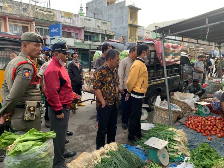 Penertiban pedagang yang berjualan di sepanjang pinggir badan jalan pusat Kota Balige
(f:ist/konstruktif)