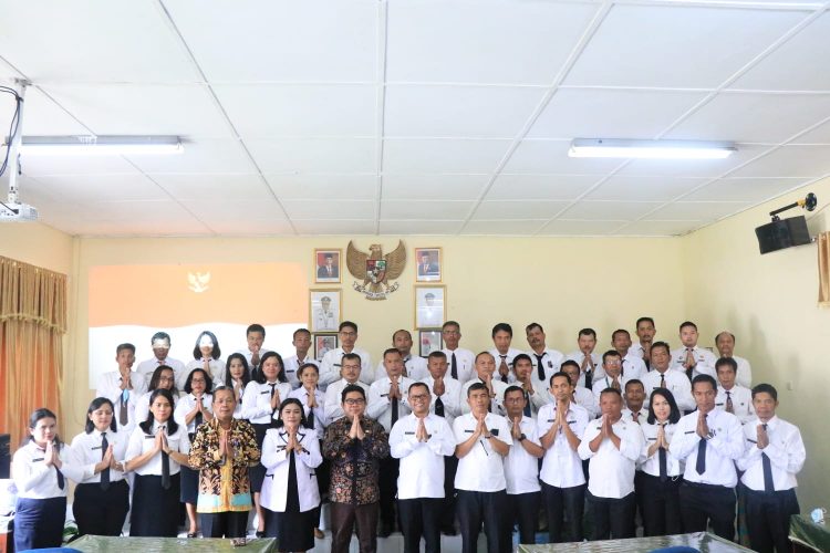 Peserta Ujian Bersama Kepala Kantor Regional VI BKN Medan Dr. Janry H.U.P Simanungkalit S.Si, M.si dan Kepala Bidang Pengembangan SDM BKPSDM Pemkab Toba Sarto Tambunan (f:ist/konstruktif)