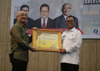 Bupati Toba, Poltak Sitorus menerima penghargaan BKN Award dari Kepala BKN 
Dr. Ir. Bima Haria Wibisana, M.Sos di Labersa Hotel Ballroom Balige (f:ist/konstruktif)