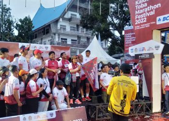 Bupati Kabupaten Toba  beserta Ikatan Alumni (IA) – ITB dan Gaja Toba, melepas Start pada Acara "Event Caldera Toba Marathon Festival 2022" di Pelataran Kantor Bupati Toba. (f:ist/konstruktif)