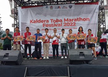 Bupati Toba saat menyerahkan Hadiah kepada para Pemenang Event Caldera Toba Marathon Festival 2022 Beserta Panitia. (f:ist/konstruktif)