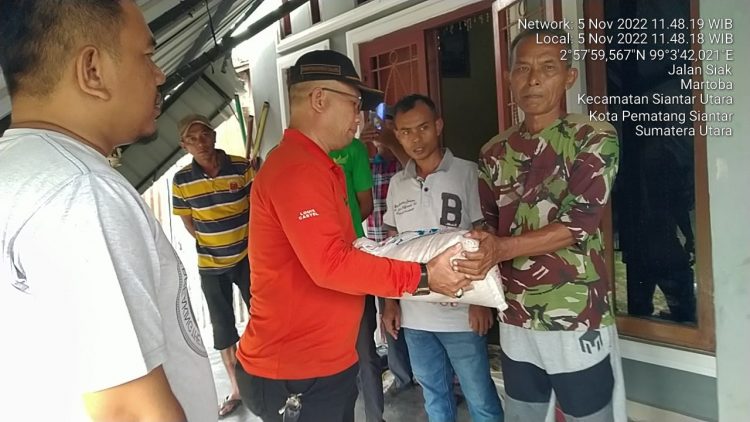 Bantuan berupa sembako diserahkan oleh Camat Siantar Utara Irwansyah Saragih SSos MSi didampingi perwakilan Dinas DLH/PUPR, BPBD, Lurah Martoba, serta RT. (f:ist/konstruktif)