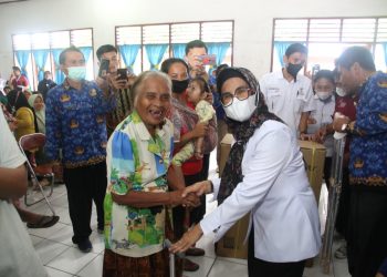 Wali Kota Pematangsiantar Serahkan BST dari Kemensos kepada Disabilitas (f:ist/konstruktif)