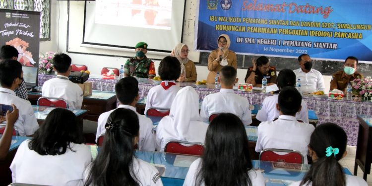 Wali Kota Pematang Siantar dr Susanti Dewayani SpA memberikan Pembinaan Penguatan Ideologi Pancasila kepada siswa-siswi SMA Negeri 1 (f:ist/konstruktif)