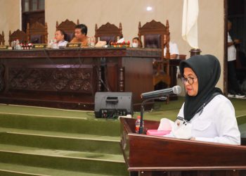 dr Susanti Dewayani SpA menyampaikan Nota Jawaban terhadap R-APBD Kota Pematang Siantar Tahun Anggaran 2023 (f:ist/konstruktif)