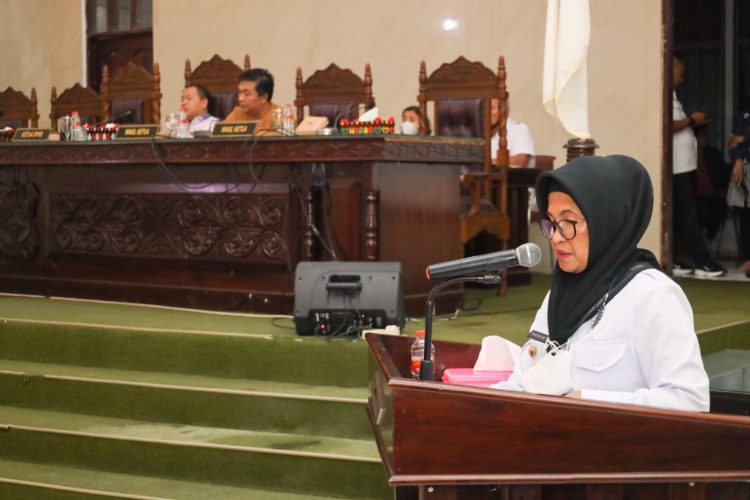 dr Susanti Dewayani SpA menyampaikan Nota Jawaban terhadap R-APBD Kota Pematang Siantar Tahun Anggaran 2023 (f:ist/konstruktif)