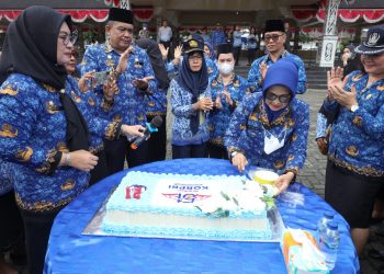 dr Susanti  memotong kue ulang tahun dan membagikannya kepada ASN  yang berulang tahun (f:ist/konstruktif)