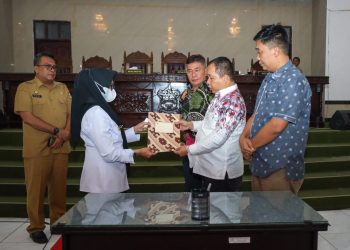 dr Susanti Dewayani SpA bersama DPRD Kota Pematang dalam Rapat Paripurna XII Tahun 2022 menyetujui Peraturan Daerah (Perda) mengenai APBD Tahun Anggaran 2023 (f:ist/konstruktif)