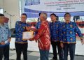 Bupati Toba, Poltak Sitorus menyerahkan Penghargaan dan Tali Asih kepada 167 Purnawirawan PNS di Lingkungan Pemkab Toba. (f:ist/konstruktif)