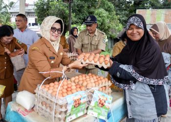 Walikota Pematangsiantar, dr. Susanti Dewayani SpA, saat meninjau Pasar Murah di Kecamatan Sitalasari Pematangsiantar. (f:ist/konstruktif)