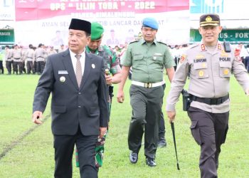 Bupati Simalungun Radiapoh Hasiholan Sinaga, SH saat Pengecekan Gelar Pasukan Pengamanan Operasi Lilin 2022 Bersama Kapolres Simalungun AKBP. Ronal F. C Sipayung, SiK. (f:ist/kinstruktif)