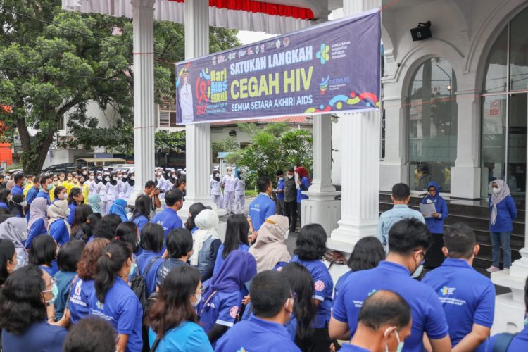 dr Susanti memimpin upacara peringatan Hari AIDS Sedunia di halaman Balai Kota (f:ist/konstruktif)
