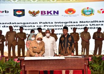 dr Susanti Dewayani SpA bersama kepala daerah se-Provinsi Sumatera Utara (Sumut) menandatangani Pakta Integritas Netralitas Aparatur Sipil Negara (ASN) (f:ist/konstruktif)