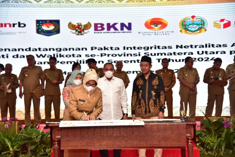 dr Susanti Dewayani SpA bersama kepala daerah se-Provinsi Sumatera Utara (Sumut) menandatangani Pakta Integritas Netralitas Aparatur Sipil Negara (ASN) (f:ist/konstruktif)