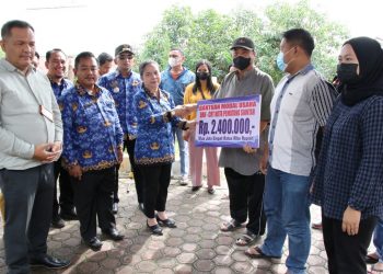 Penyaluran Bantuan Modal Usaha DBH- CHT kepada 416 buruh pabrik rokok (f:ist/konstruktif)