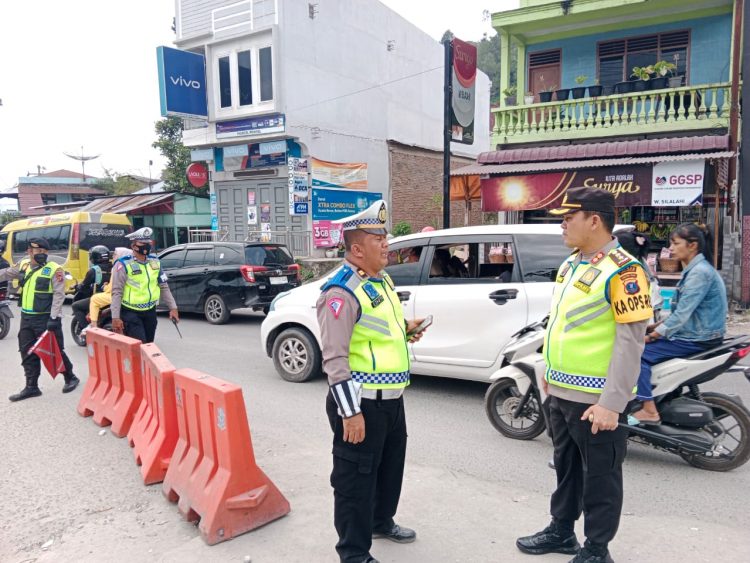 Pengaturan arus lalu lintas, Parapat Kecamatan Girsang Sipangan Bolon Kabupaten Simalungun (f:ist/konstruktif)