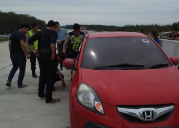 Bantuan/pertolongan kepada pengendara mobil yang mengalami pecah ban (f:ist/konstruktif)