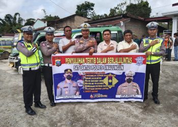 Sat Lantas Polres Simalungun melaksanakan sosialisasi kepada para Supir Angkutan Umum (f:ist/konstruktif)