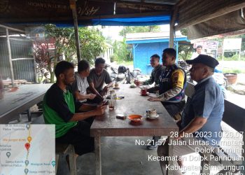 Aiptu RP Sidabalok  mendatangi warung ke warung yang ada di Nagori Tiga Dolok (f:ist/konstruktif)