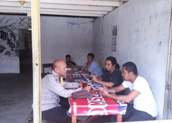 Aipda Vonsa Tampubolon di Warung Kopi milik Beny Napitupulu (f:ist/konstruktif)