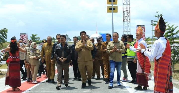 Menyambut Kehadiran Menteri Pertanian di Bandara Silangit (f:ist/konstruktif)
