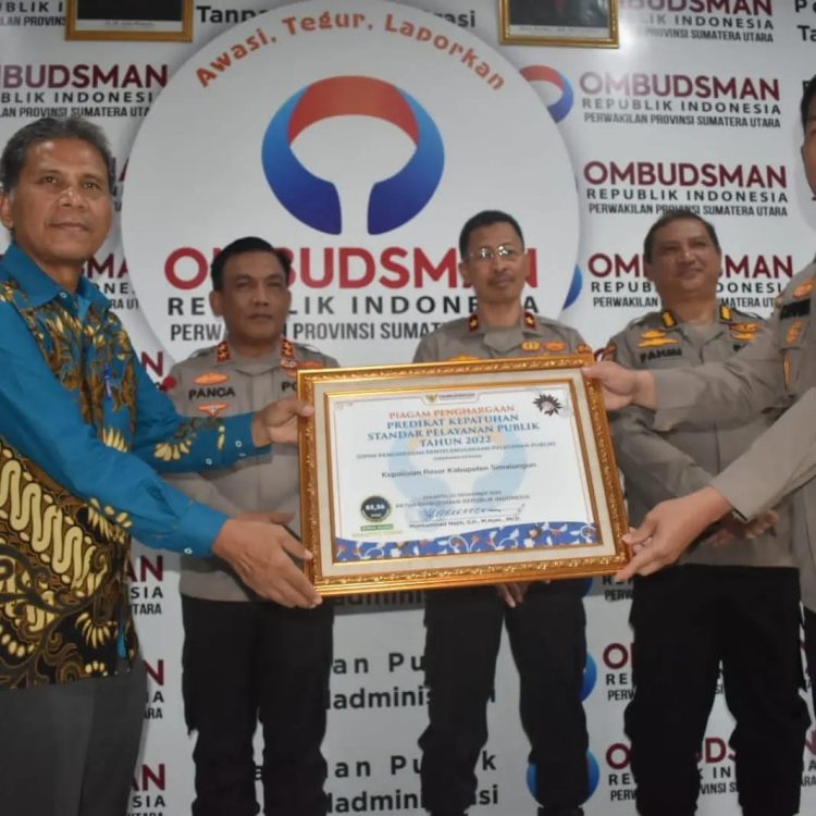 Kapolres Simalungun menerima Piagam Penghargaan (f:ist/konstruktif)
