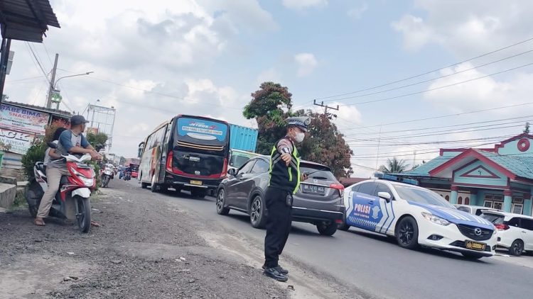 Satlantas Polres Simalungun melakukan pengawalan logistik F1H20 (f:ist/konstruktif)