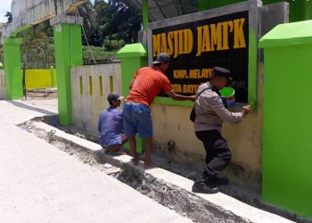 Membersihkan Masjid Jami'k, di Kampung Melayu, Kelurahan Huta Bayu (f:ist/konstruktif)