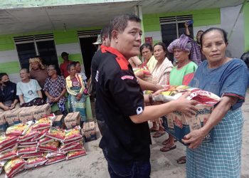 Pardomuan Nauli Simanjuntak, S.H memberikan bantuan sembako (f:ist/konstruktif)